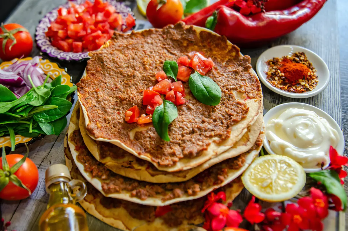 Lahmacun — turecka cienka pizza z mięsem, świeżymi warzywami i sosami